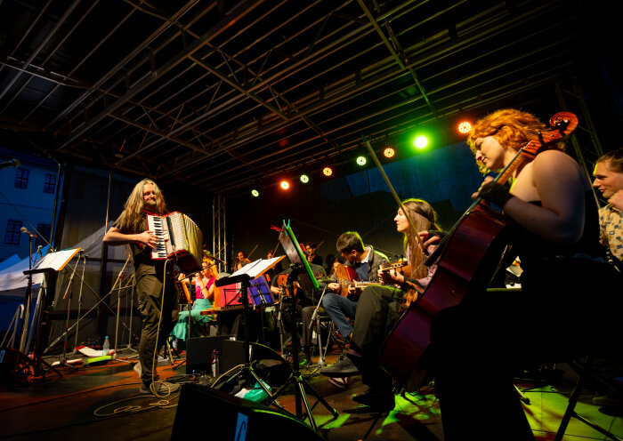 Ein Ensemble jüdischer Musiker:innen mit Instrumenten bei einem Auftritt