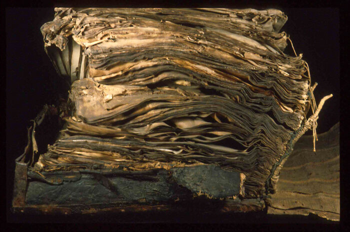 Historisches Buch mit vielen Beschädigungen