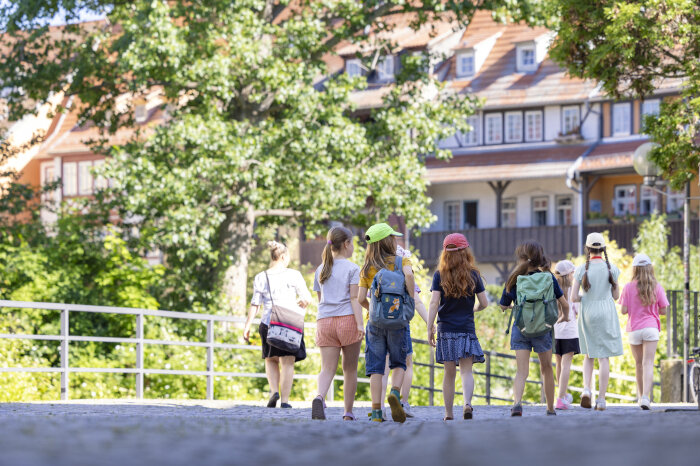 Eine Gruppe von Kindern läuft auf die Erfurter Kramerbrücke zu.
