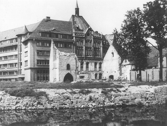 Fotografie in Schwarz und Weiß mit einer Ruine im Zentrum