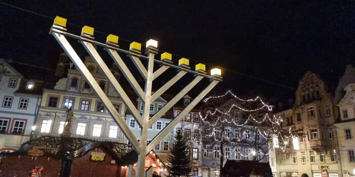 Chanukka-Leuchter vor dem Erfurter Rathaus wird entzündet