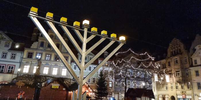 : Chanukka-Leuchter vor dem Rathaus wird entzündet