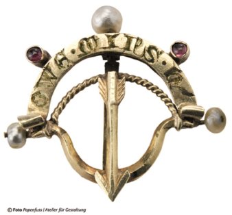 Brooch shaped like a bow and arrow