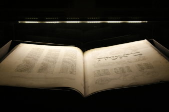 Große Hebräische Bibel, auf die Seiten des 1. Buch Mose aufgeschlagen.