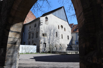 The Old Synagogue seen from Waagegasse. In the foreground, the stone archway leading to the neighbouring lot, the synagogue itself shows its Northern and Western facades.