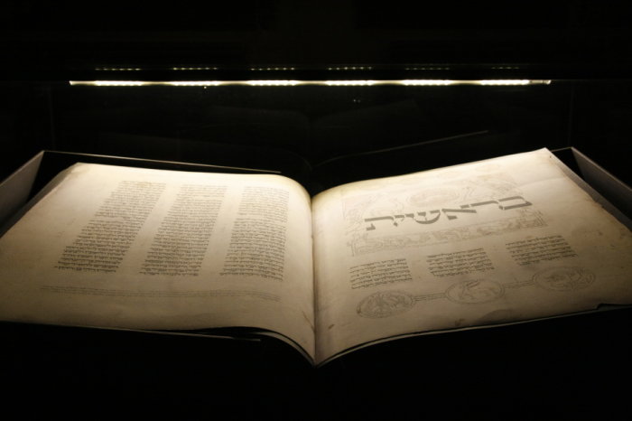 Große Hebräische Bibel, die Seiten des 1. Buch Mose aufgeschlagen.