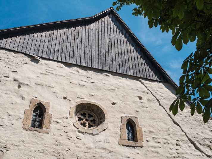 Ansicht Dachgiebel mit Holzverkleidung und drei Fenstern