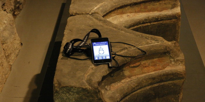 Ein Ipod liegt in der Ausstellung der Alten Synagoge. Mit seiner Hilfe können sich die Besucher durch das Museum führen lassen.
