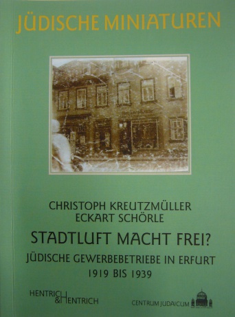 Buchcover der Publikation "Stadtluft macht frei" mit einer Fotografie des Einzelhandelsgeschäfts von Hirsch (Hermann) Hacker. Abnutzungsspuren deuten darauf hin, dass er das Foto wohl lange Zeit als Erinnerungsstücke in seiner Brieftasche aufbewahrt hat.