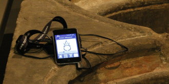 Ein Ipod liegt in der Ausstellung der Alten Synagoge. Mit seiner Hilfe können sich die Besucher durch das Museum führen lassen.