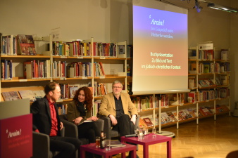 Im Podium sitzen Kulturdirektor Tobias Knoblich, Dr. Maria Stürzebecher und Dr. Frank Bussert