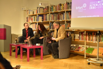 Im Podium diskutieren Kulturdirektor Tobias Knoblich, Dr. Maria Stürzebecher und Dr. Frank Bussert