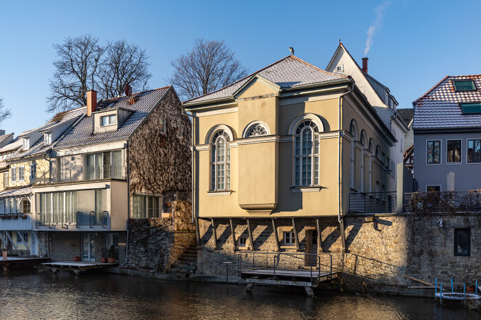 Licht und Schatten - Kleine Synagoge Gelbes Gebäude der Kleinen Synagoge Erfurt an der Gera liegend im Licht- und Schattenspiel