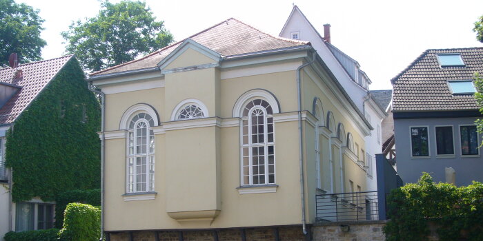 Auf dem Foto ist die Kleine Synagoge Erfurt vom Fluss Gera aus aufgenommen.