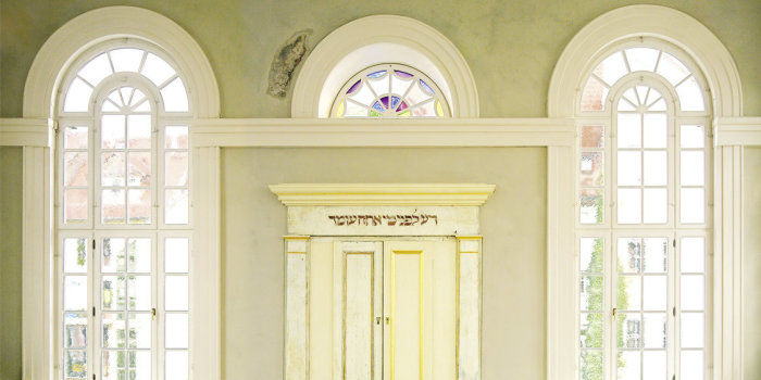 Detail of a wall with windows and Torah niche