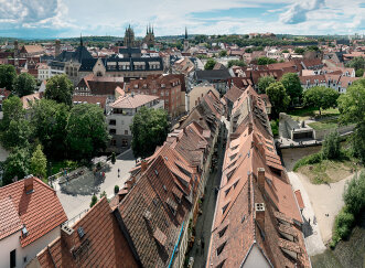 Blick über die Dächer der Erfurter Krämerbrücke Richtung Dom