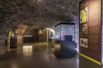 Blick in einen Ausstellungsraum mit steinernen Wänden