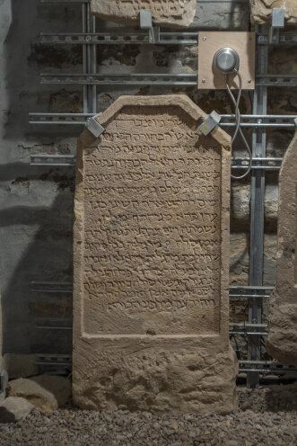 Grabstein mit hebräischer Inschrift