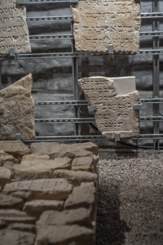 Fragmente von Grabsteinen mit hebräischer Inschrift