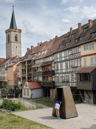 ein metallisches Gebildes vor der Erfurter Krämerbrücke mit Fachwerkhäusern