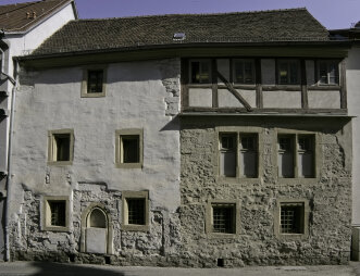 Fassade eines historischen Steingebäudes