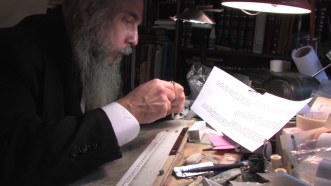 Dov der Schreiber. Warum wird eine Torarolle niemals gedruckt? Teil 6 von 6