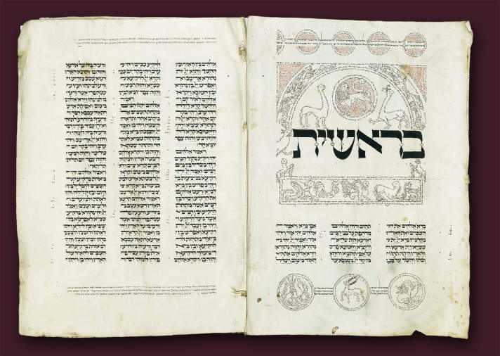 Doppelseite eines Buches, beschrieben mit Hebräischem Text