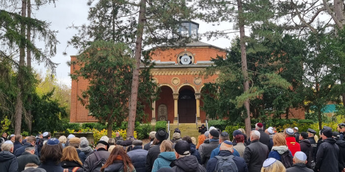 Menschenmenge vor der Trauerhalle des Neuen Jüdischen Friedhofs bei Gedenkveranstaltung zum Novemberpogrom von 1938