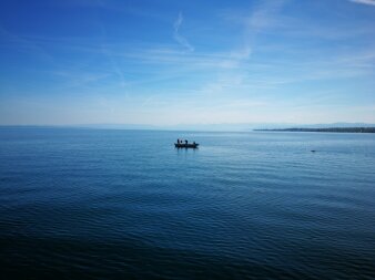 Ein Boot auf einem großen blauen Wasser
