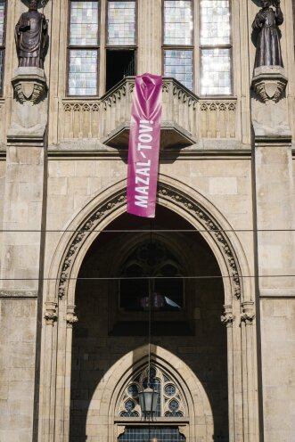 eine Banner mit Aufschrift "Mazal Tov!" hängt vom Balkon des Erfurter Rathauses