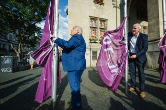 zwei Männer hissen eine Fahne