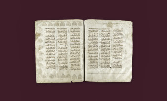 Doppelseite einer hebräischen Handschrift. Diverse textspalten und große verzierende Zeichen.