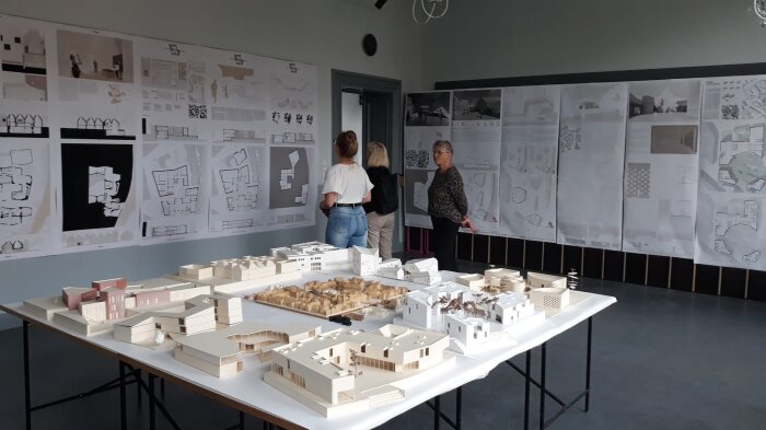 Blick auf die Entwürfe zum Unesco-Welterbezentrum in Erfurt Raumausschnitt auf Ausstellungstafeln und Modelle