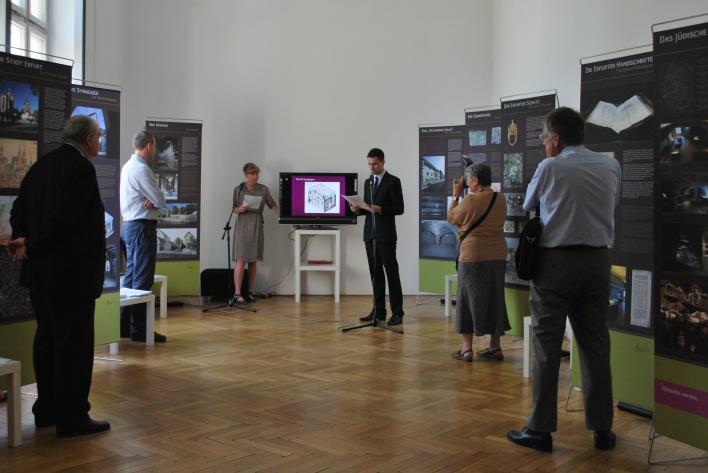 Die Eröffnung der Tafelausstellung zum jüdisch mittelalterlichen Erbe in Bratislava mit Referenten und Besuchern