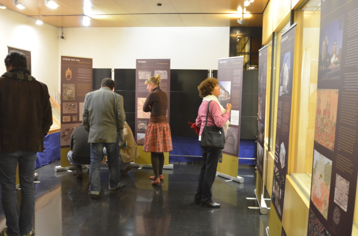 Besucher sehen sich bei der Eröffung der Ausstellung in Tel Aviv am 6. Januar 2013 die einzelnen Tafeln zum Jüdische-Mittelalterlichen Erbe von Erfurt an