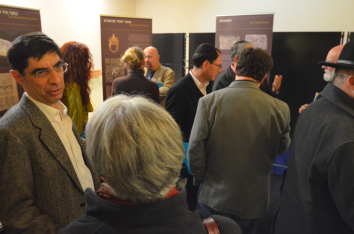 Besucher im Gespräch bei der Eröffung der Ausstellung in Tel Aviv am 6. Januar 2013 zum Jüdische-Mittelalterlichen Erbe von Erfurt