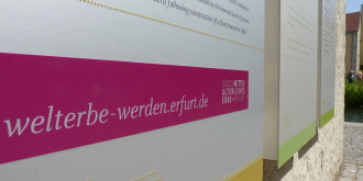 Purpurne "Welterbe-Bauchbinde" jetzt auch an der Mikwe