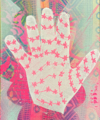 collagenartige Zeichnung einer Hand mit pinkfarbenen Ornamenten