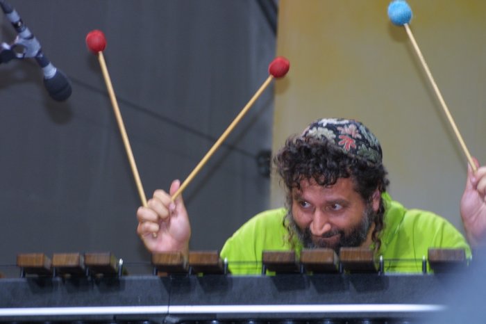 Alex Jacobowitz am Marimbaphon männliche Person mit Schlägeln am Musikinstrument