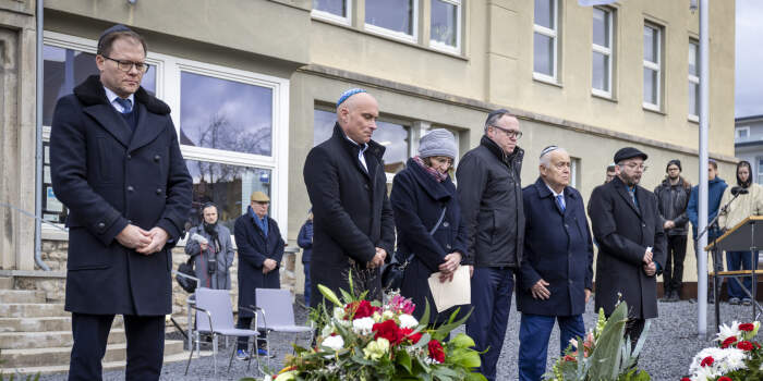 Gedenkstunde für die Opfer des Nationalsozialismus am Stein der Erinnerung vor dem ehemaligen Verwaltungsgebäude von J. A. Topf & Söhne