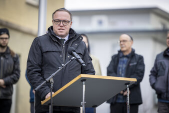 Mann mit Brille der eine Rede hält