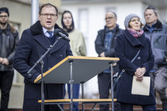 Mann mit Brille der eine Rede hält