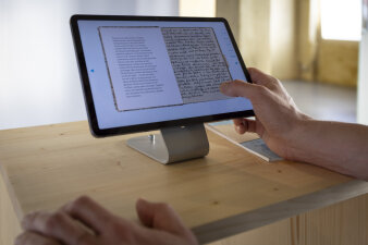 ein Buch wird auf einem Touch-Monitor abgebildet